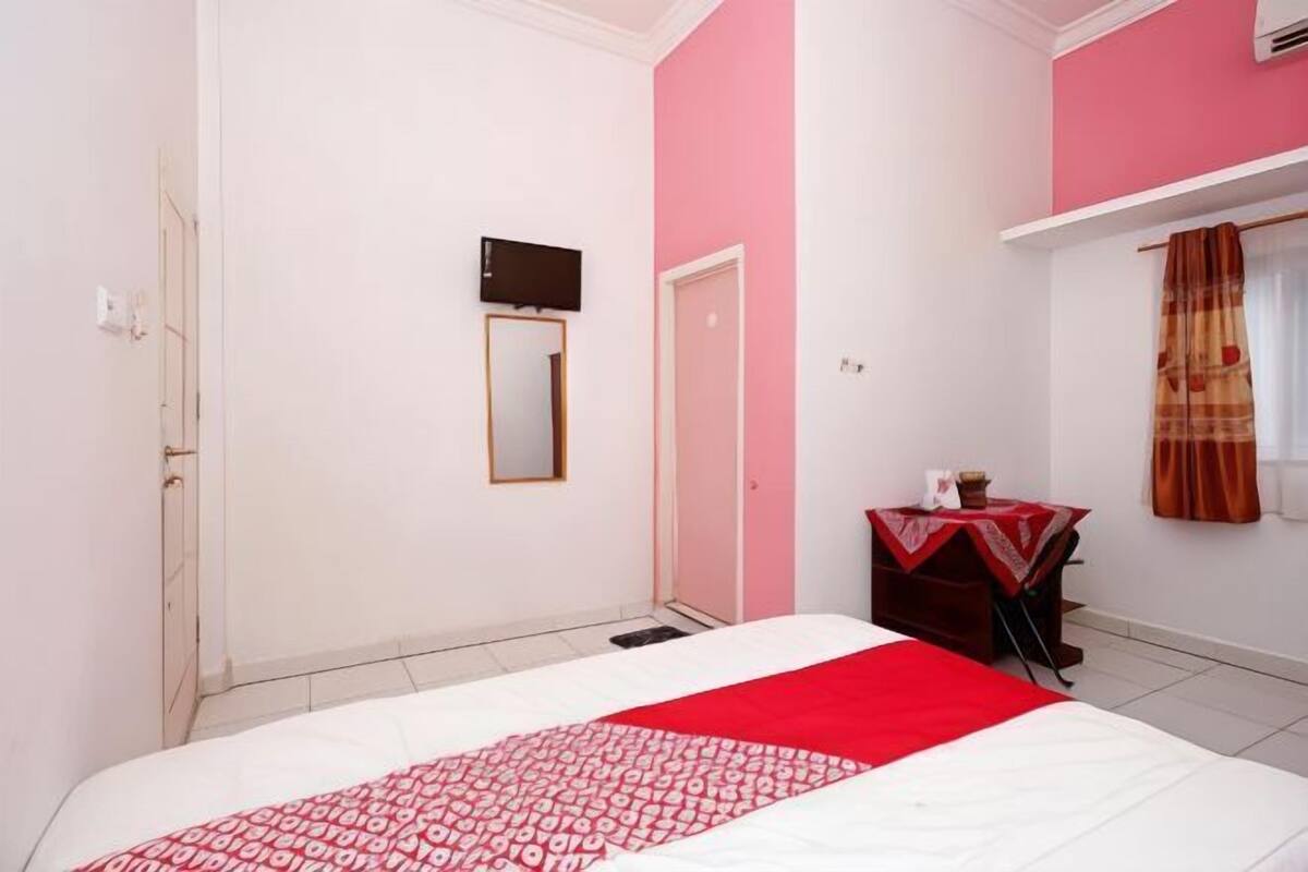 Desk, free WiFi, bed sheets