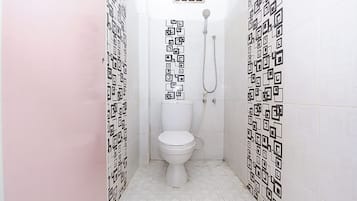 Standard Double Room | Bathroom | Shower, towels