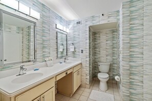 Combined shower/bathtub, towels