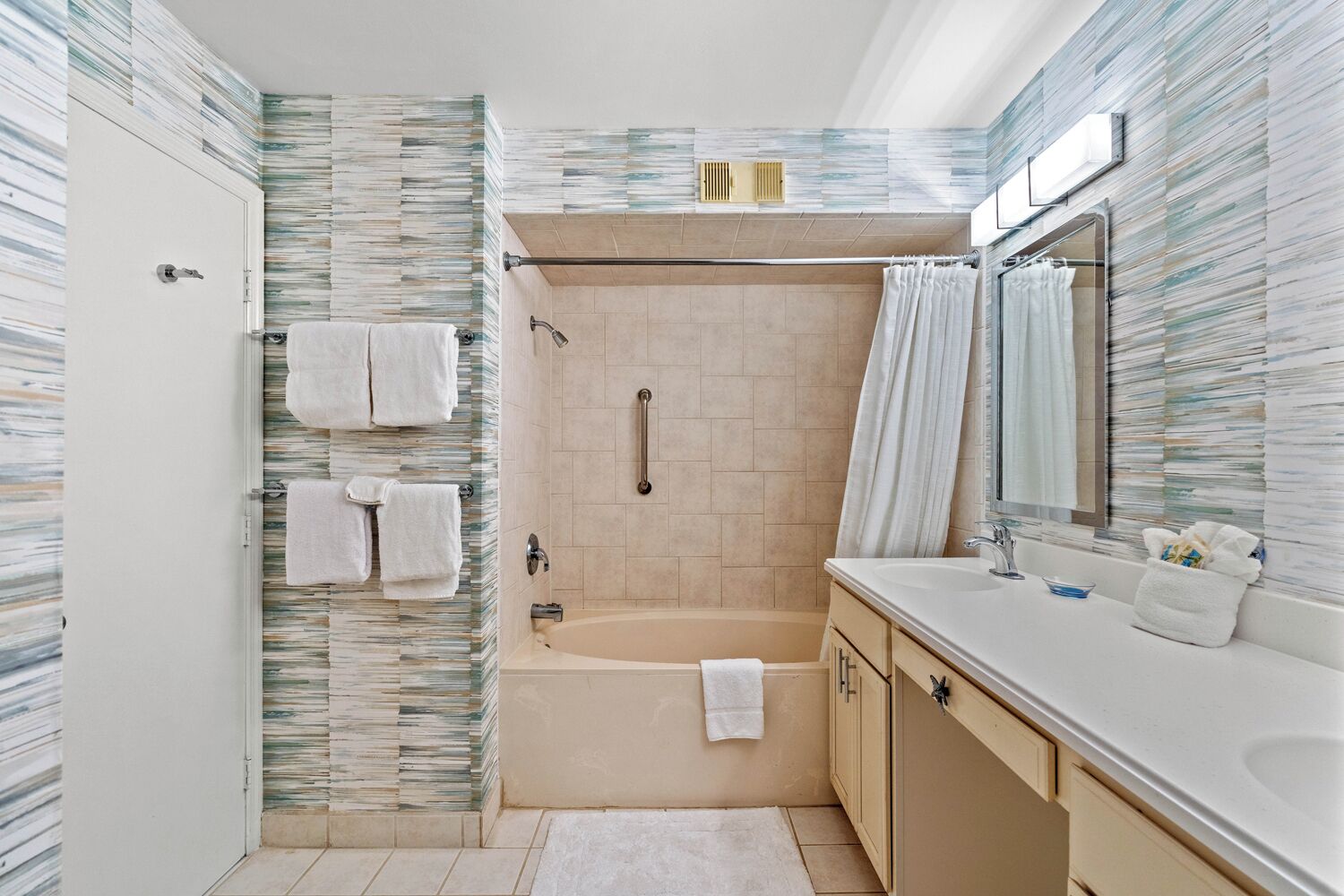 Une salle de bain moderne avec une douche, une baignoire et un grand miroir.