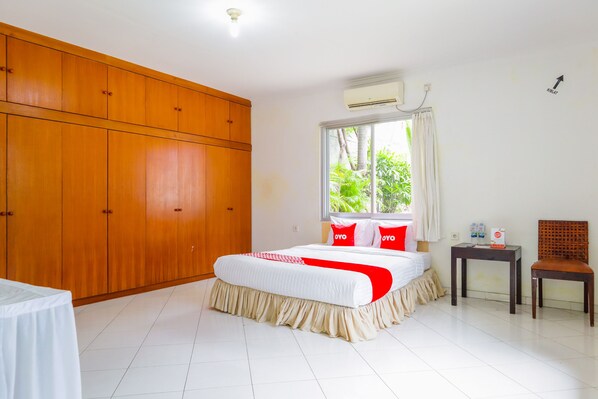 Desk, free WiFi, bed sheets