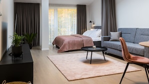 Un salon moderne avec une lucarne, un canapé, une table basse et un fauteuil.