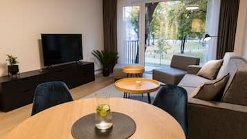 Apartamento superior | Área de estar | Smart TV 55 polegadas com canais a cabo, TV