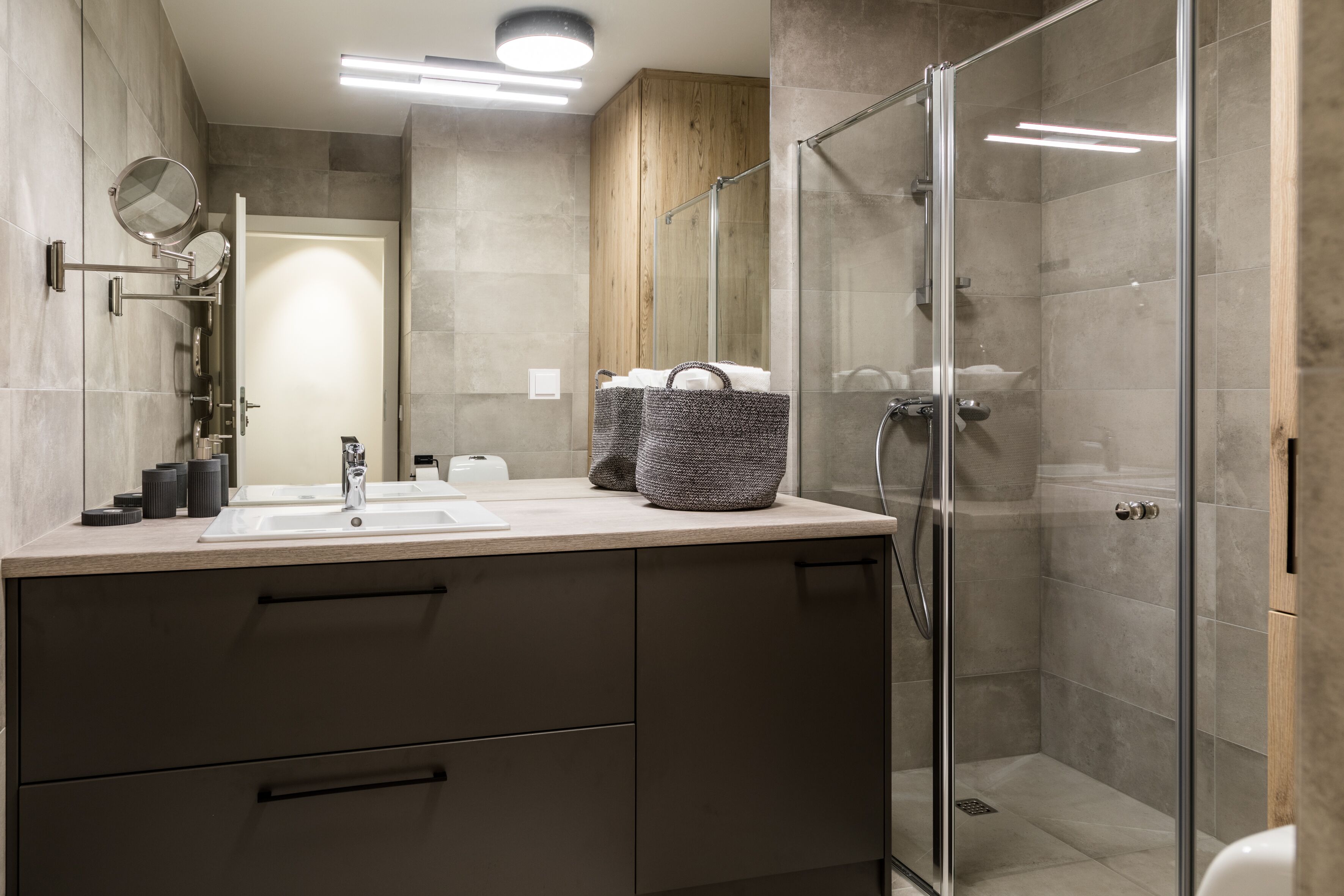 Superior Apartment | Bathroom | Shower, free toiletries, hair dryer, towels