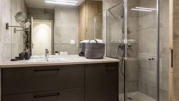Superior Apartment | Bathroom | Shower, free toiletries, hair dryer, towels