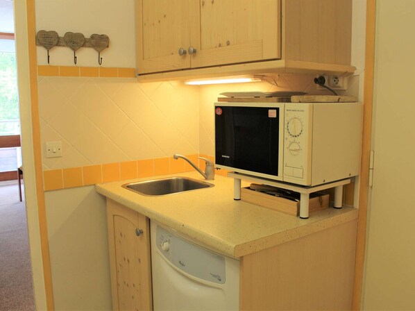Refrigerador, microondas, placa de cocina, lavavajillas
