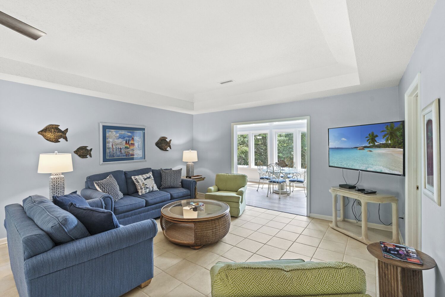 テレビ、DVD プレーヤー