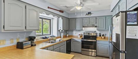 ثلاجة، ميكروويف، فرن، موقد طهي مسطح