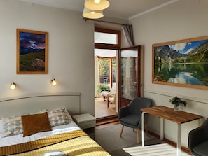 Muebles diferentes, wifi gratis y ropa de cama 