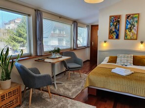 Muebles diferentes, wifi gratis y ropa de cama 