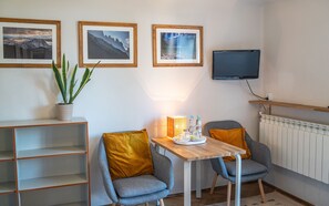Muebles diferentes, wifi gratis y ropa de cama 