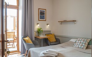 Habitación con 1 cama doble o 2 individuales, balcón | Mobiliario individual, wifi gratis, ropa de cama