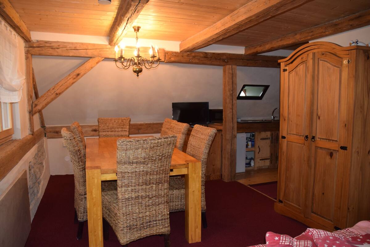 Studio (5 Beds) | In-room dining