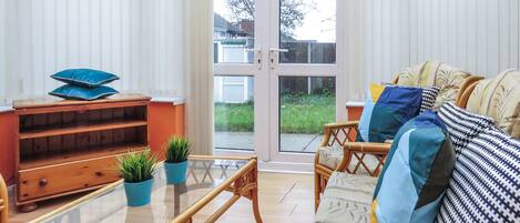 Maison Affaires, 4 chambres | Aire de séjour | Téléviseur connecté