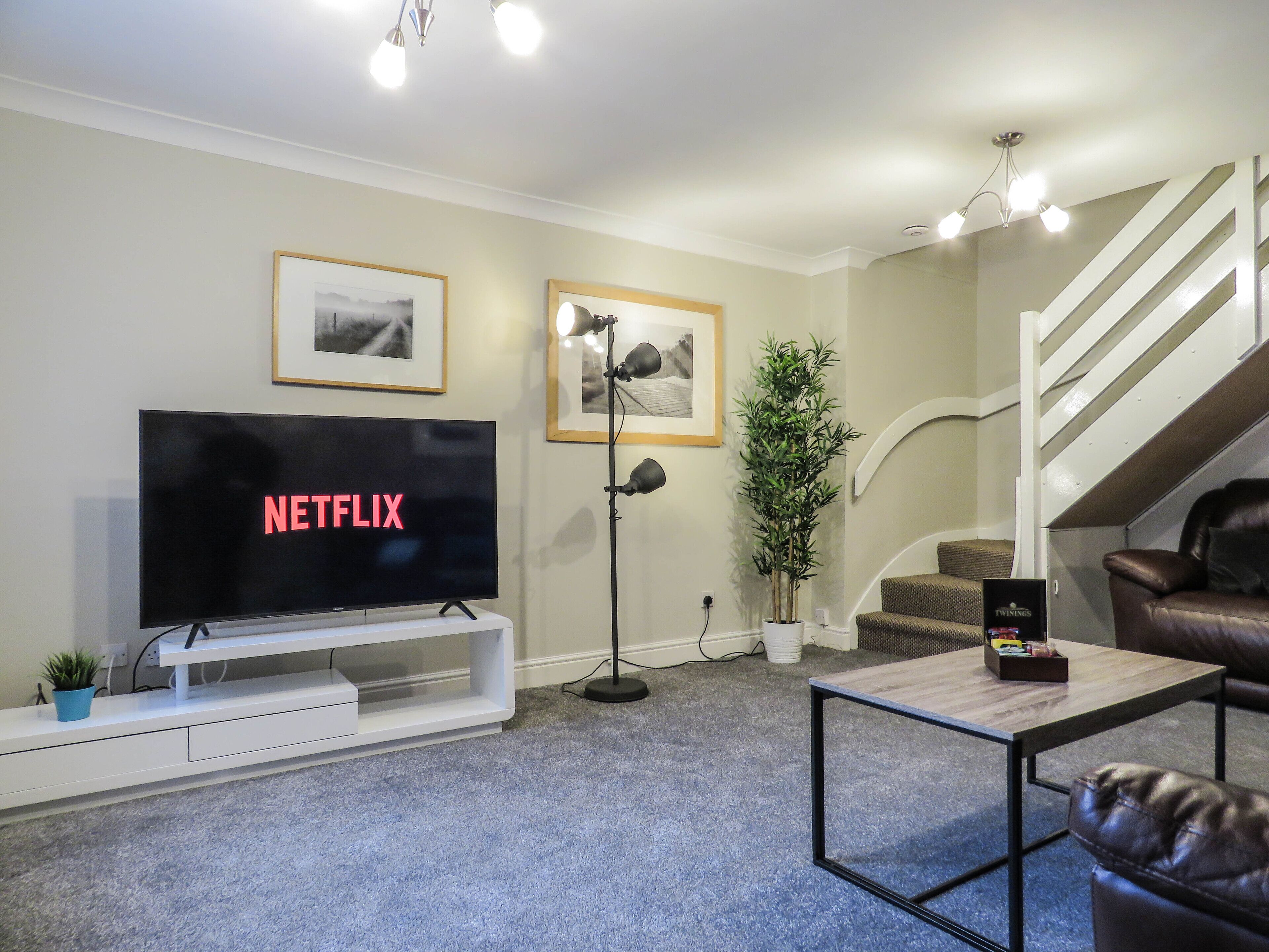 Business House, 4 Bedrooms | Living room | Smart TV