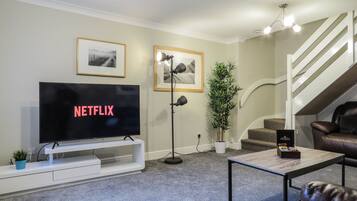 Business House, 4 Bedrooms | Living room | Smart TV