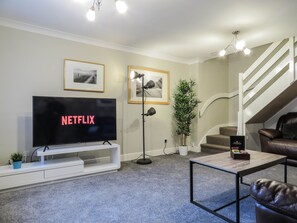 Maison Affaires, 4 chambres | Salle de séjour | TV connectée