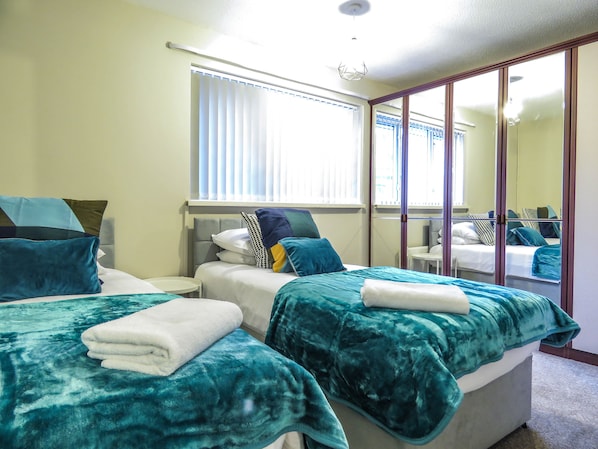 Business House, 4 Bedrooms | 4 bedrooms, individually decorated, individually furnished - Tudors eSuites Four Bedroom House (Birmingham)