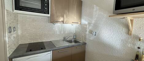 Refrigerador, microondas, placa de cocina, lavavajillas