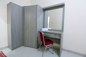 Economy Double Room | Living area - Hotel O Grand Azizah (Makassar)