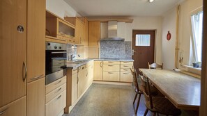 Traditional Triple Room | Shared kitchen | Fridge, cookware/dishes/utensils - Waldhorn (Calw)