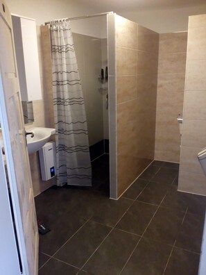 Twin Room | Bathroom | Shower, towels - Waldhorn (Calw)