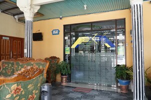 Pintu masuk properti