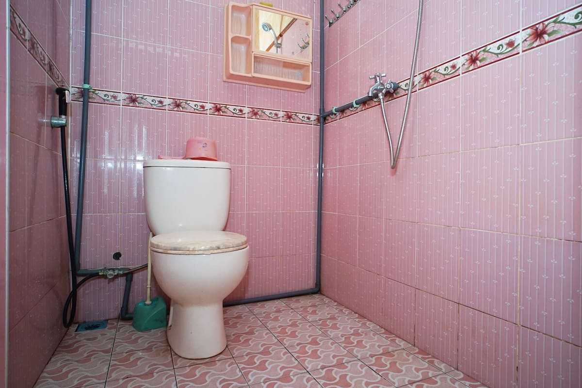 standard twin room | bathroom | shower, towels