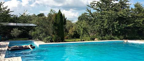 Piscina stagionale all'aperto, ombrelloni da piscina, lettini