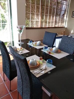 El desayuno cuesta 12.5 EUR por persona