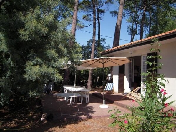 Outdoor dining - 4-bedroom villa in quiet area in Vieux-Boucau with private parking (Vieux-Boucau-les-Bains)
