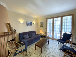 TV - 4-bedroom villa in quiet area in Vieux-Boucau with private parking (Vieux-Boucau-les-Bains)