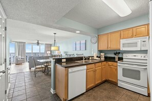 Jääkaappi, mikroaaltouuni, uuni, liesi