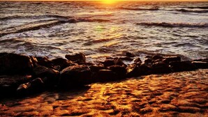 A sunset over the ocean with waves crashing onto a rocky shore. - Camping - Caravaning les Cerisiers Berck sur Mer (Verton)