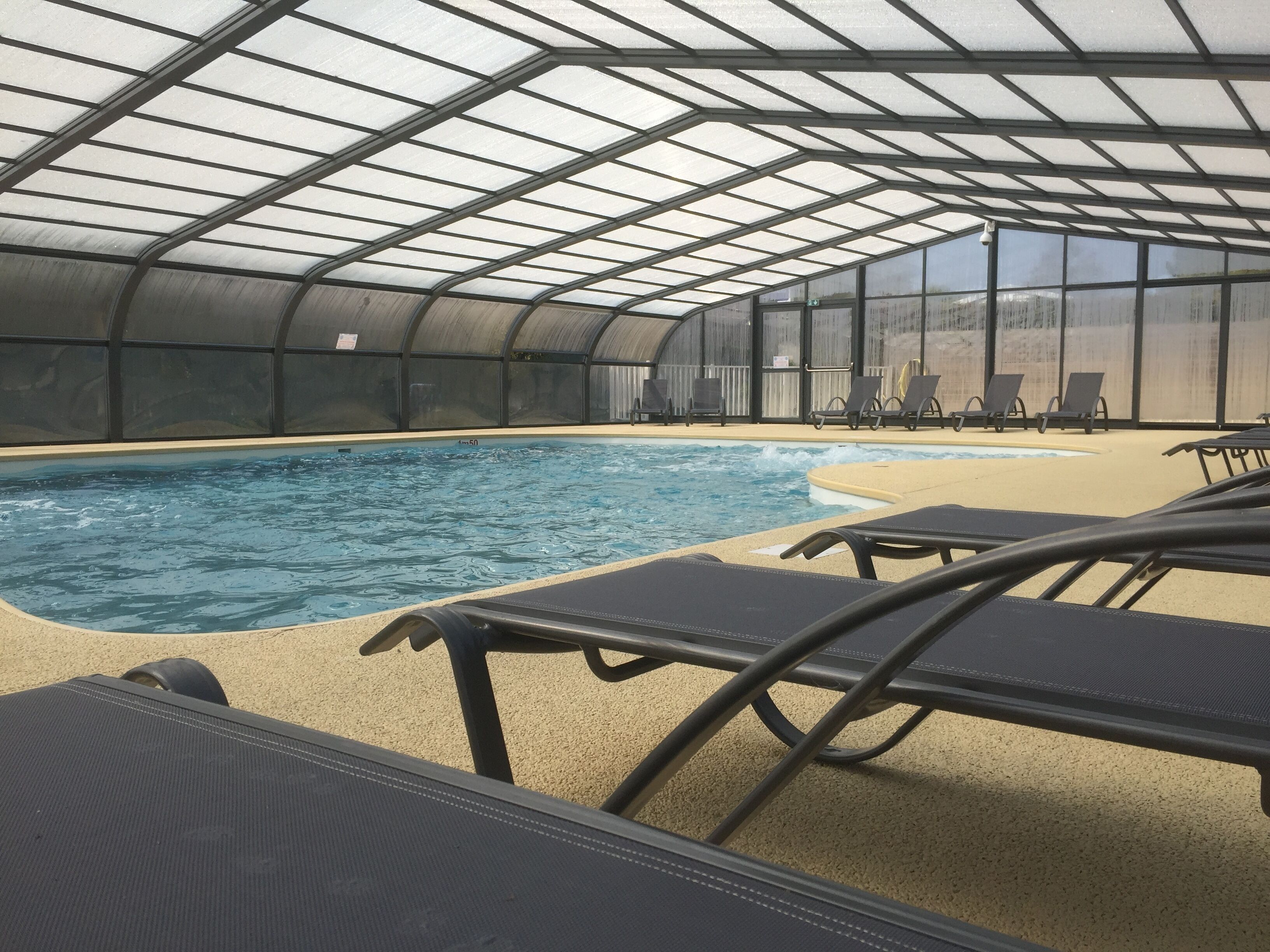 Piscine couverte, chaises longues