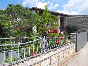Property grounds - Apartment 1656/17159 (Istria - Vodnjan), 5000m from the beach (Vodnjan)