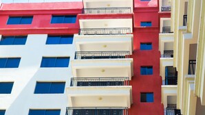 Un immeuble à plusieurs étages doté de balcons et de fenêtres.