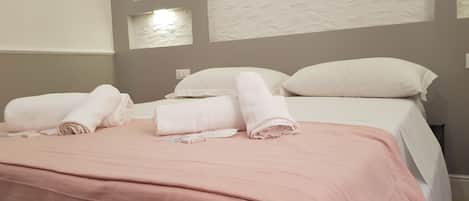 高級雙床房 | 書桌、隔音、免費 Wi-Fi