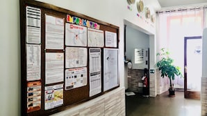 Un tablón de anuncios con diversos avisos e información.