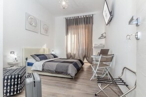 Premium bedding, down comforters, desk, laptop workspace - Scirocco Rooms (Civitavecchia)