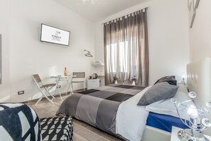 Deluxe kamer, uitzicht op haven | Luxe beddengoed, donzen dekbedden, een bureau, een laptopwerkplek