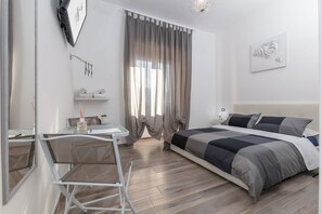 Deluxe kamer, uitzicht op haven | Luxe beddengoed, donzen dekbedden, een bureau, een laptopwerkplek