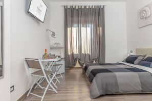 Premium bedding, down comforters, desk, laptop workspace - Scirocco Rooms (Civitavecchia)