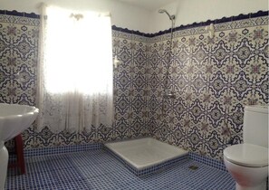 Standard Double Room | Bathroom | Shower, rainfall showerhead, slippers, towels - Riad La Perla (Tetouan)
