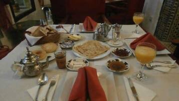 Termasuk sarapan masakan tempatan setiap hari