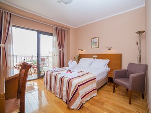 Desk, soundproofing, free WiFi, bed sheets - Hotel Petrovac (Petrovac)