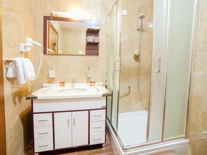 Ducha, artículos de tocador gratuitos, secador de pelo, batas