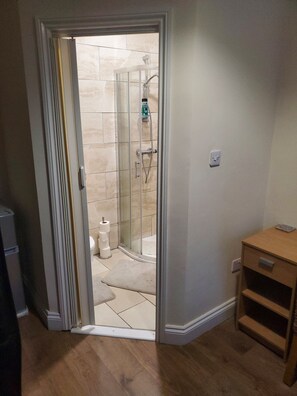 Douche, serviettes fournies, savon, papier toilette