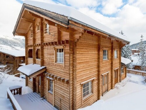 Traditional semi-detached chalet for 12 with WiFi in La Tania