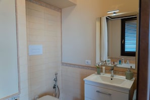 Dusche, Whirlpool, Haartrockner, Bidet